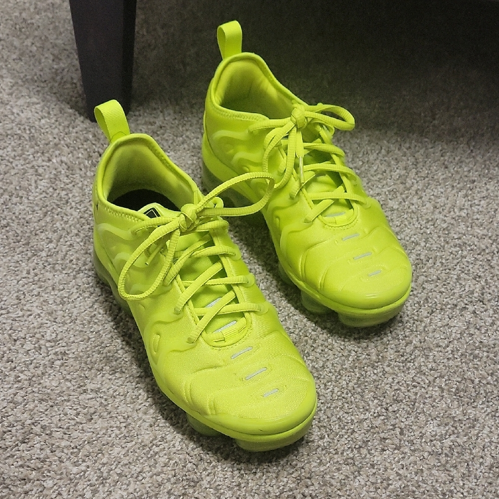 Nike AirMax Vibrant Neon Green Athletic Sneakers